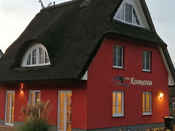 Außenansicht vom Ferienhaus Kormoran am Abend