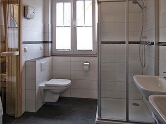 Bad und Sauna im Erdgeschoss
